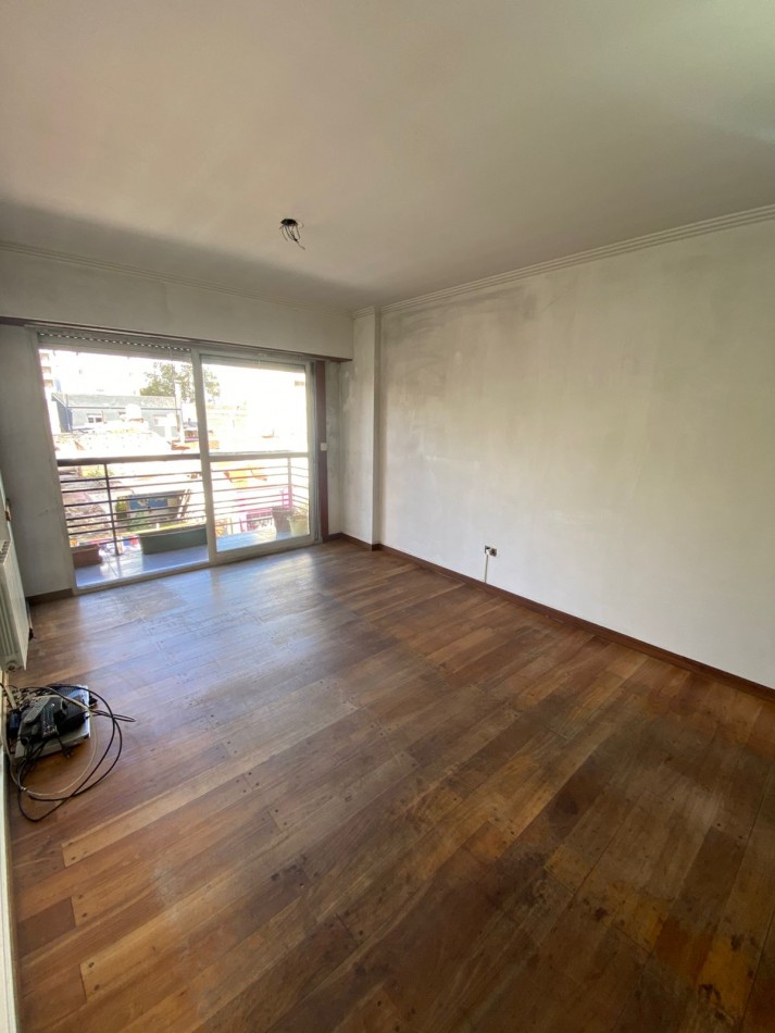 VENTA - DEPARTAMENTO DE TRES AMBIENTES A LA CALLE