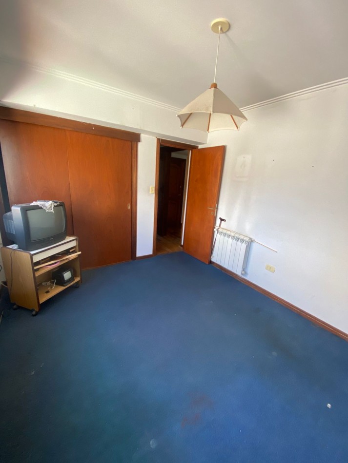 VENTA - DEPARTAMENTO DE TRES AMBIENTES A LA CALLE