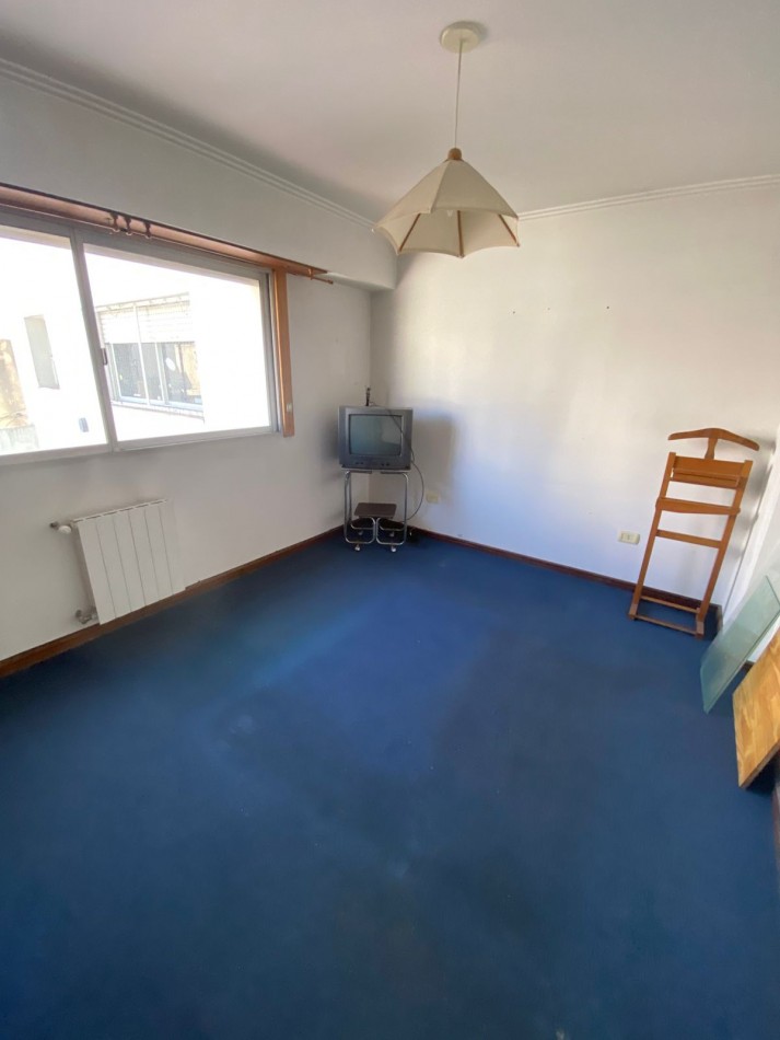 VENTA - DEPARTAMENTO DE TRES AMBIENTES A LA CALLE