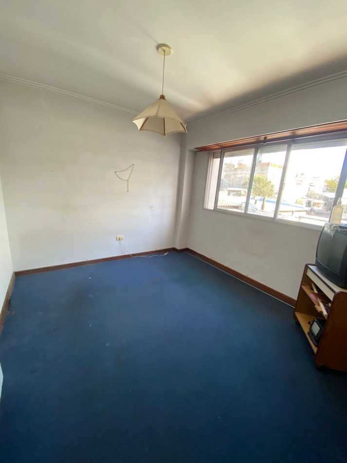 VENTA - DEPARTAMENTO DE TRES AMBIENTES A LA CALLE