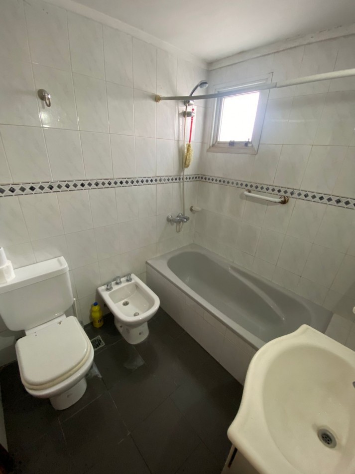 VENTA - DEPARTAMENTO DE TRES AMBIENTES A LA CALLE