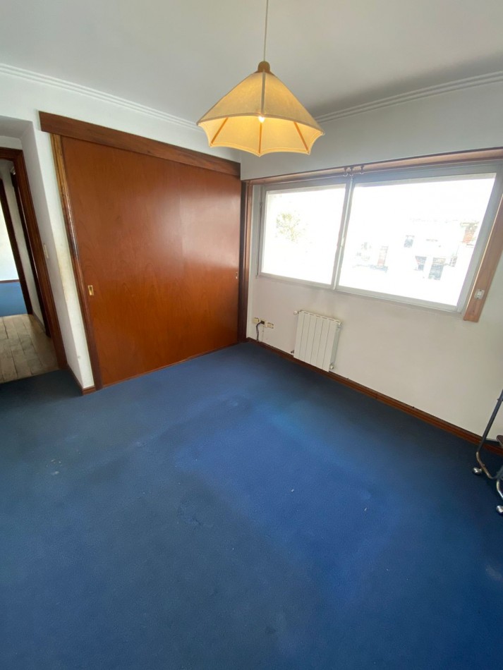 VENTA - DEPARTAMENTO DE TRES AMBIENTES A LA CALLE