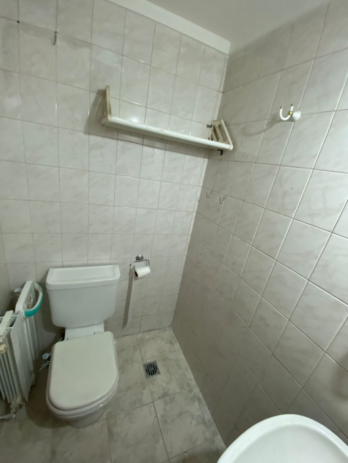 VENTA - DEPARTAMENTO DE TRES AMBIENTES A LA CALLE