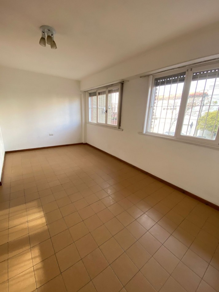 ALQUILER 24 MESES- DEPARTAMENTO DOS AMBIENTES A LA CALLE.