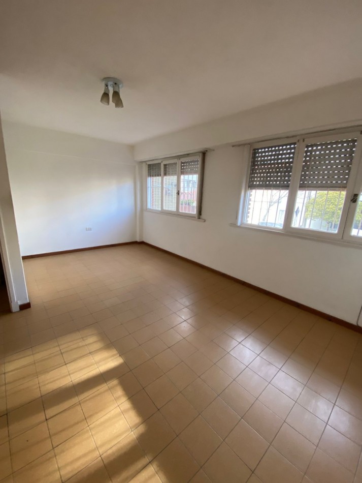 ALQUILER 24 MESES- DEPARTAMENTO DOS AMBIENTES A LA CALLE.