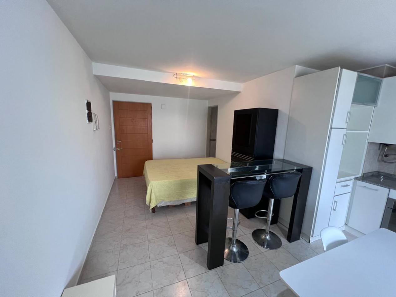 Venta - Departamento un ambiente a la calle super luminoso.