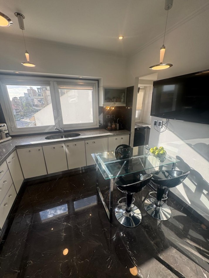 Venta- Piso cuatro ambientes en edificio Magna. 