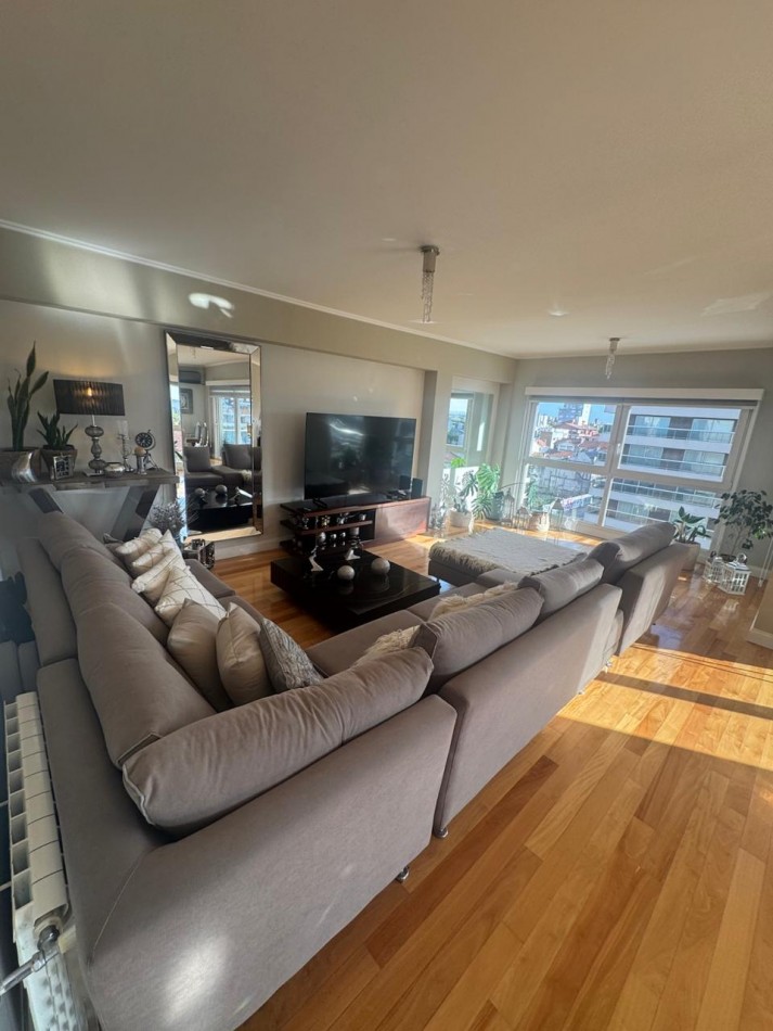 Venta- Piso cuatro ambientes en edificio Magna. 