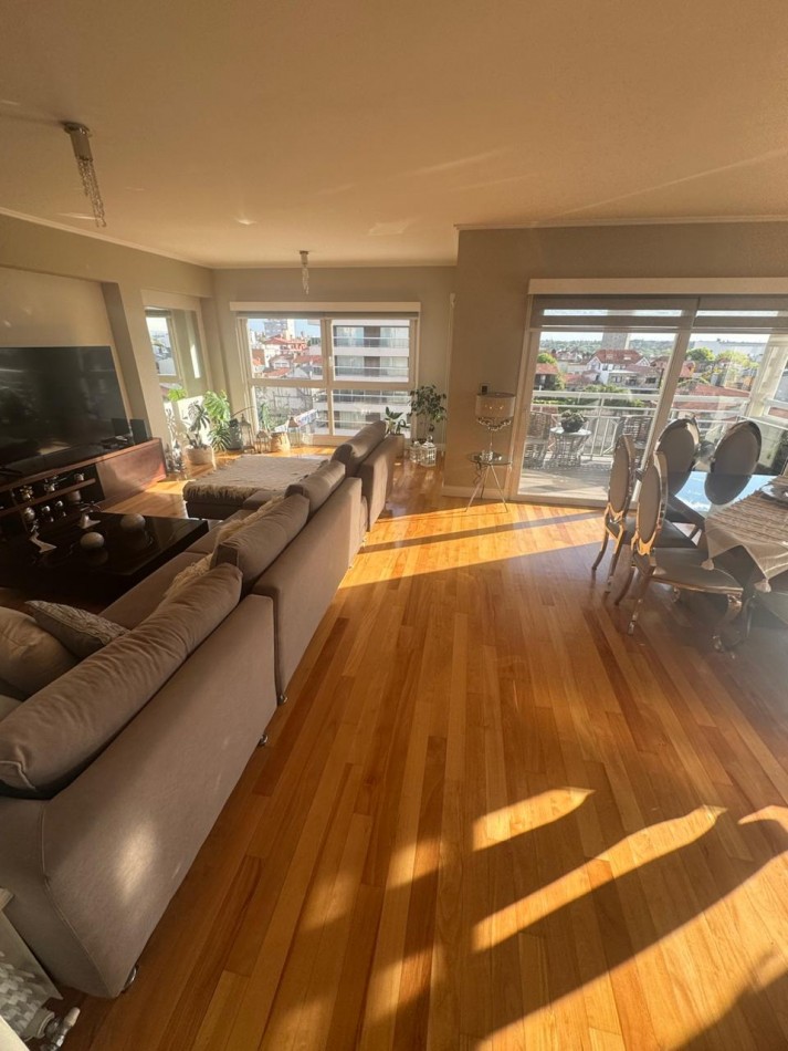 Venta- Piso cuatro ambientes en edificio Magna. 