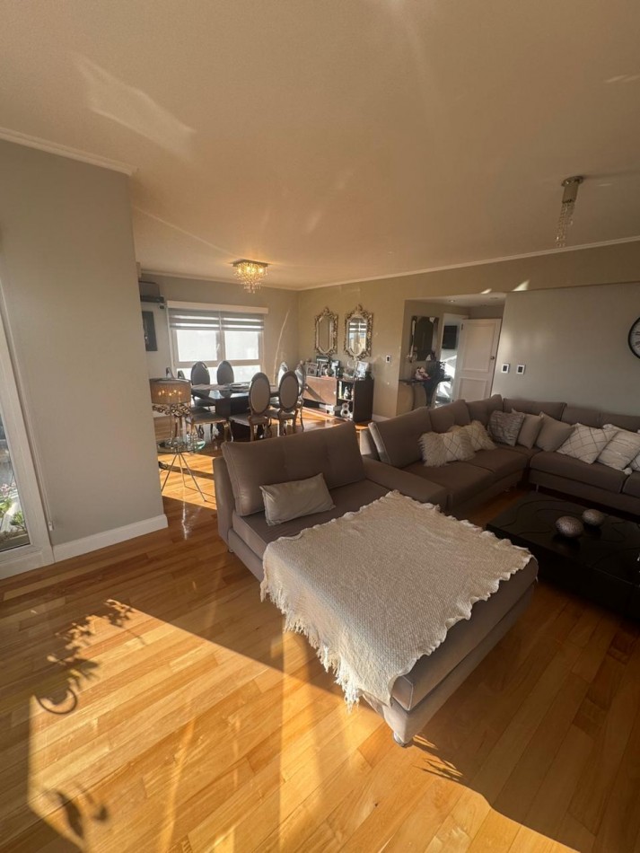 Venta- Piso cuatro ambientes en edificio Magna. 