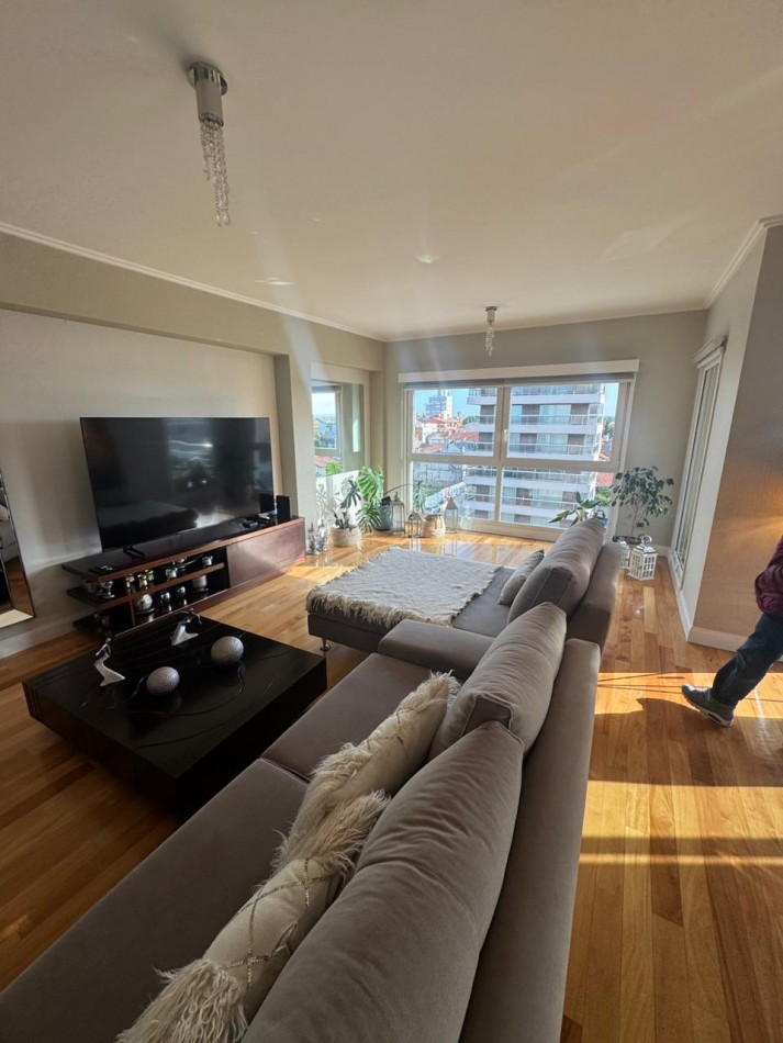 Venta- Piso cuatro ambientes en edificio Magna. 