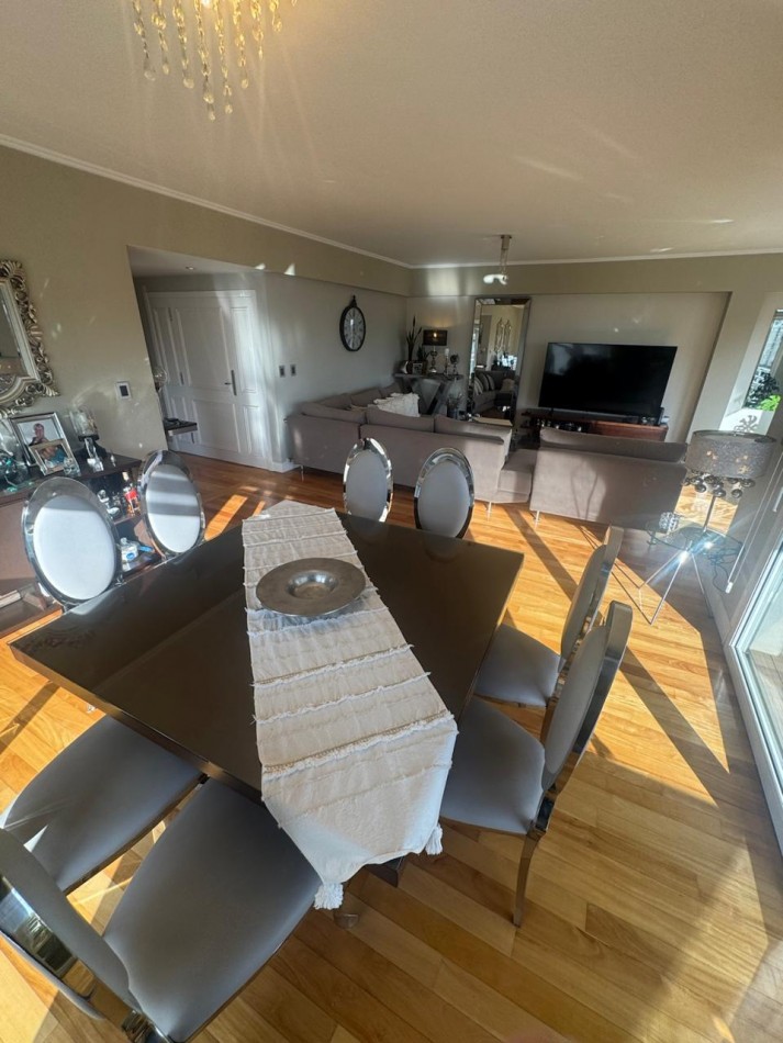 Venta- Piso cuatro ambientes en edificio Magna. 