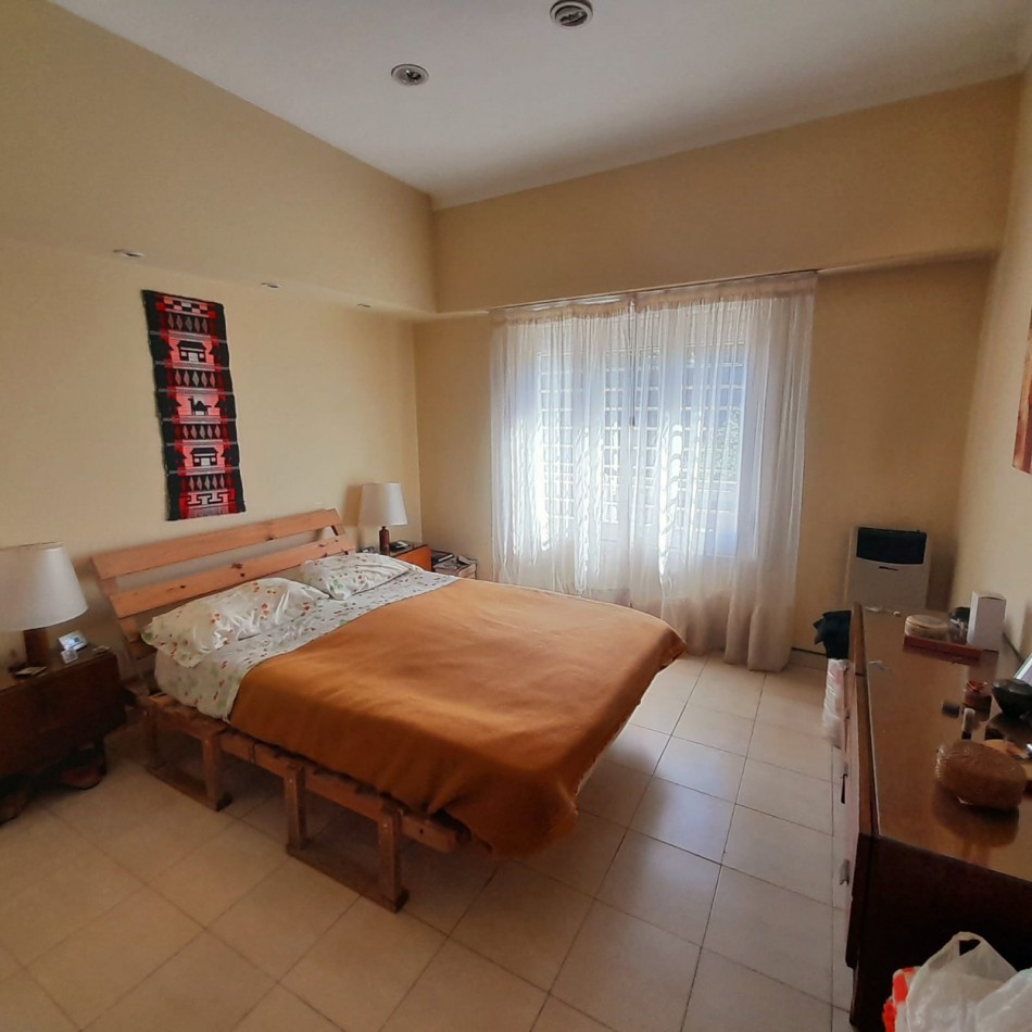 VENTA - Casa de 5 ambientes en Los Troncos. 