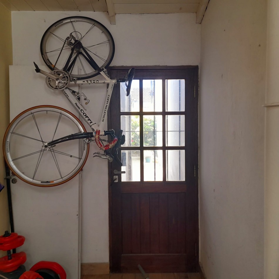 VENTA - Casa de 5 ambientes en Los Troncos. 