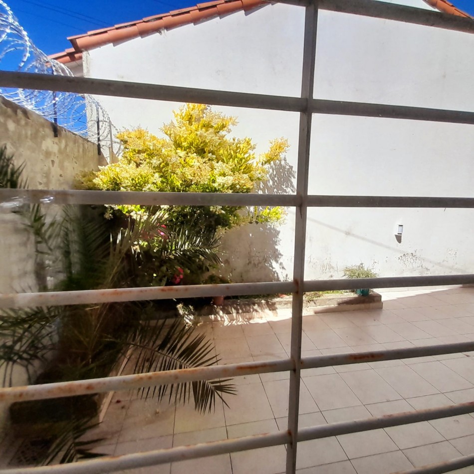 VENTA - Casa de 5 ambientes en Los Troncos. 