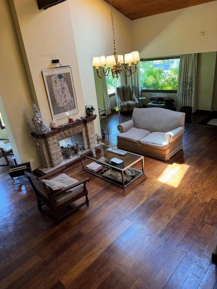 Venta - Chalet en los Troncos con amplio parque, piscina y garage