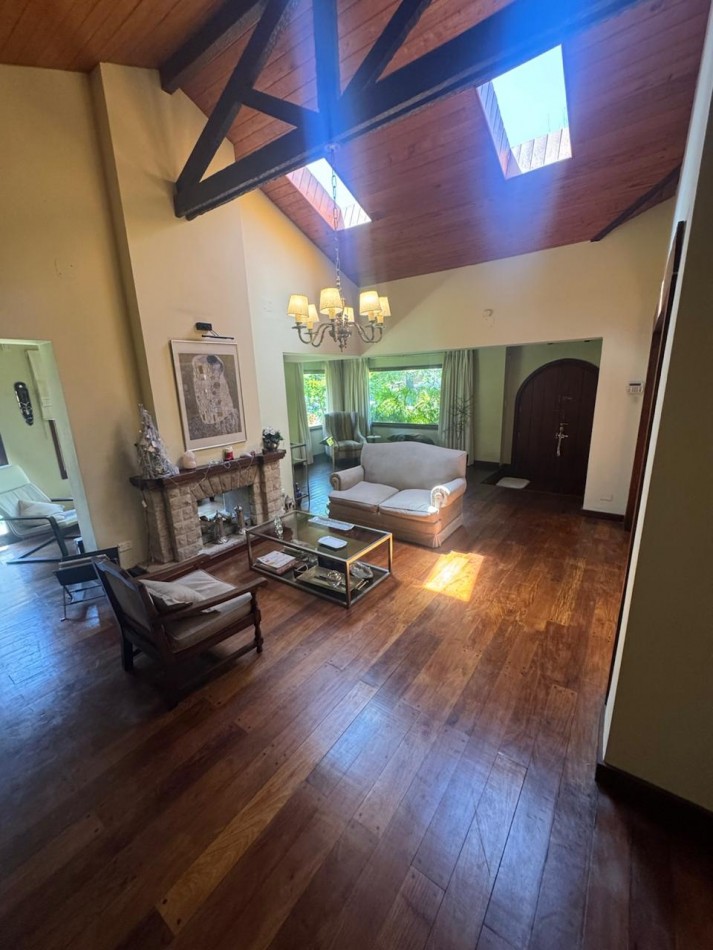 Venta - Chalet en los Troncos con amplio parque, piscina y garage