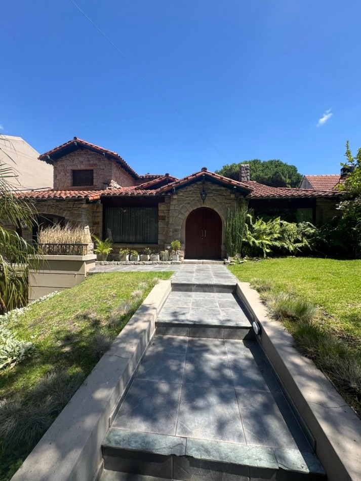 Venta - Chalet en los Troncos con amplio parque, piscina y garage