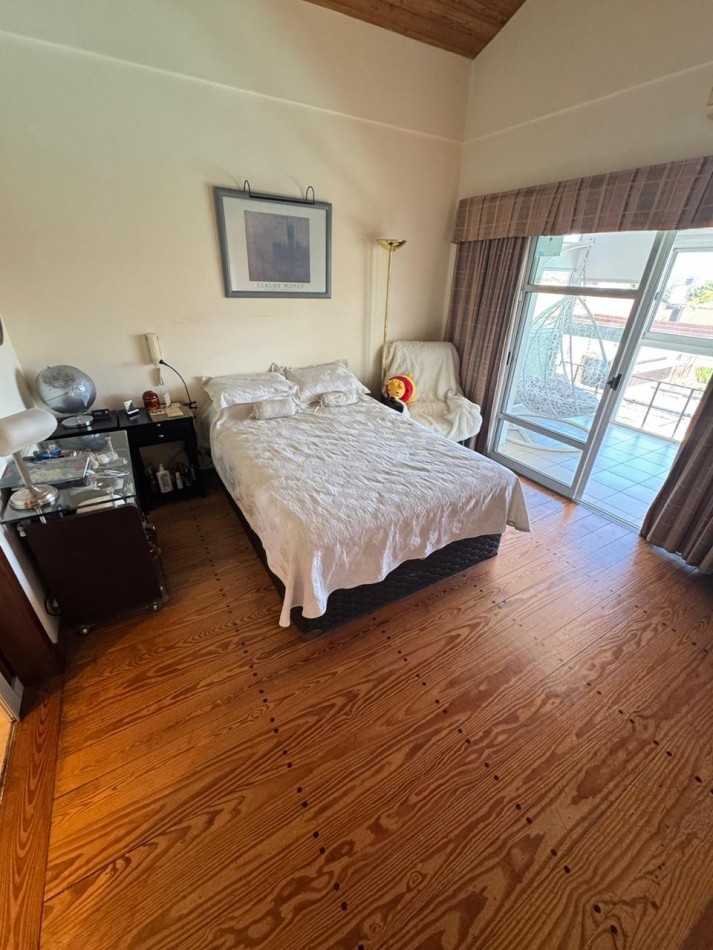 Venta - Chalet en los Troncos con amplio parque, piscina y garage