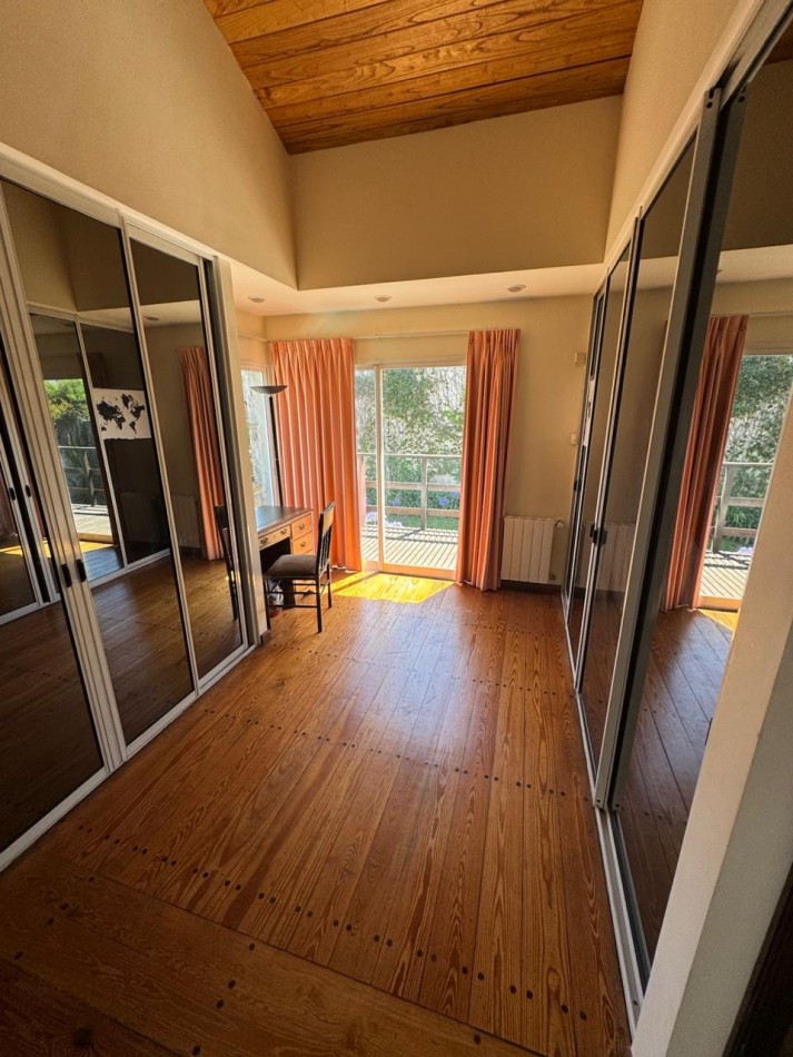 Venta - Chalet en los Troncos con amplio parque, piscina y garage