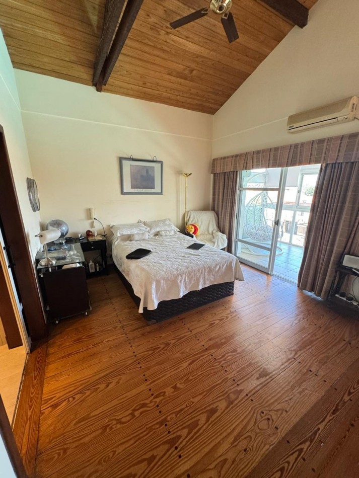 Venta - Chalet en los Troncos con amplio parque, piscina y garage