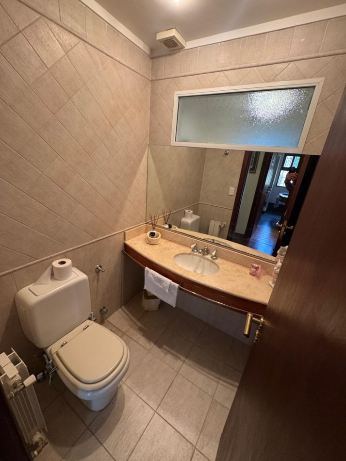 Venta - Chalet en los Troncos con amplio parque, piscina y garage