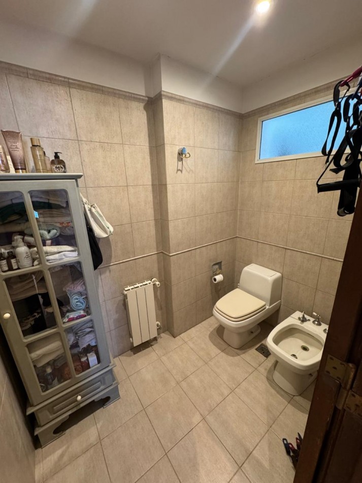 Venta - Chalet en los Troncos con amplio parque, piscina y garage