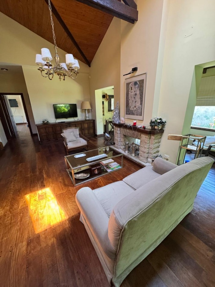 Venta - Chalet en los Troncos con amplio parque, piscina y garage