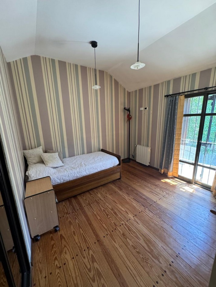 Venta - Chalet en los Troncos con amplio parque, piscina y garage