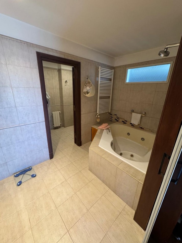 Venta - Chalet en los Troncos con amplio parque, piscina y garage