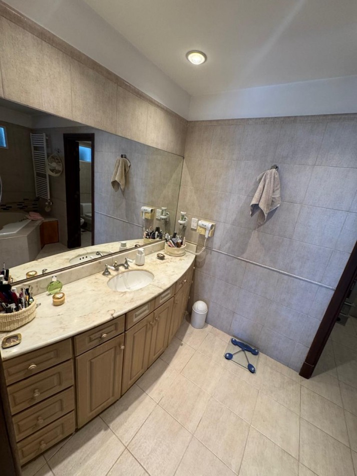 Venta - Chalet en los Troncos con amplio parque, piscina y garage