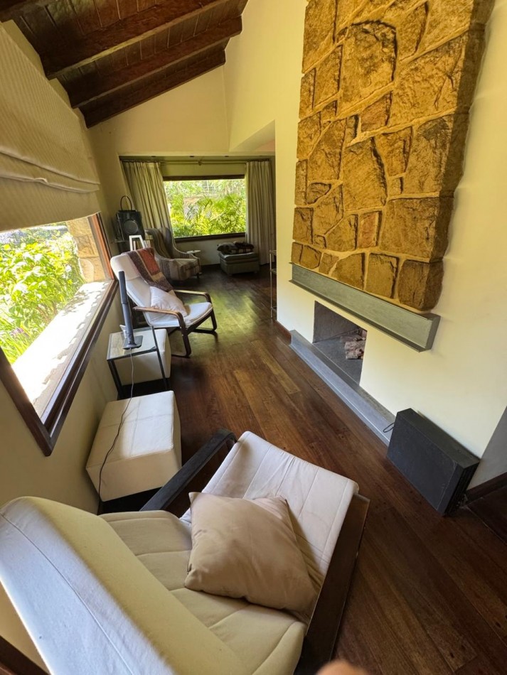 Venta - Chalet en los Troncos con amplio parque, piscina y garage