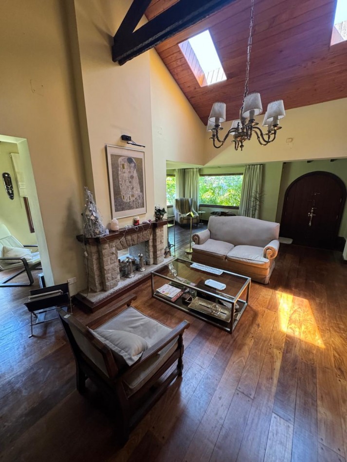 Venta - Chalet en los Troncos con amplio parque, piscina y garage