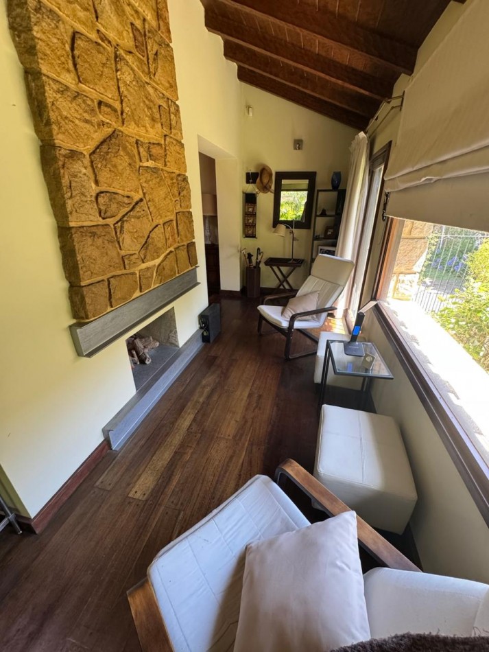 Venta - Chalet en los Troncos con amplio parque, piscina y garage