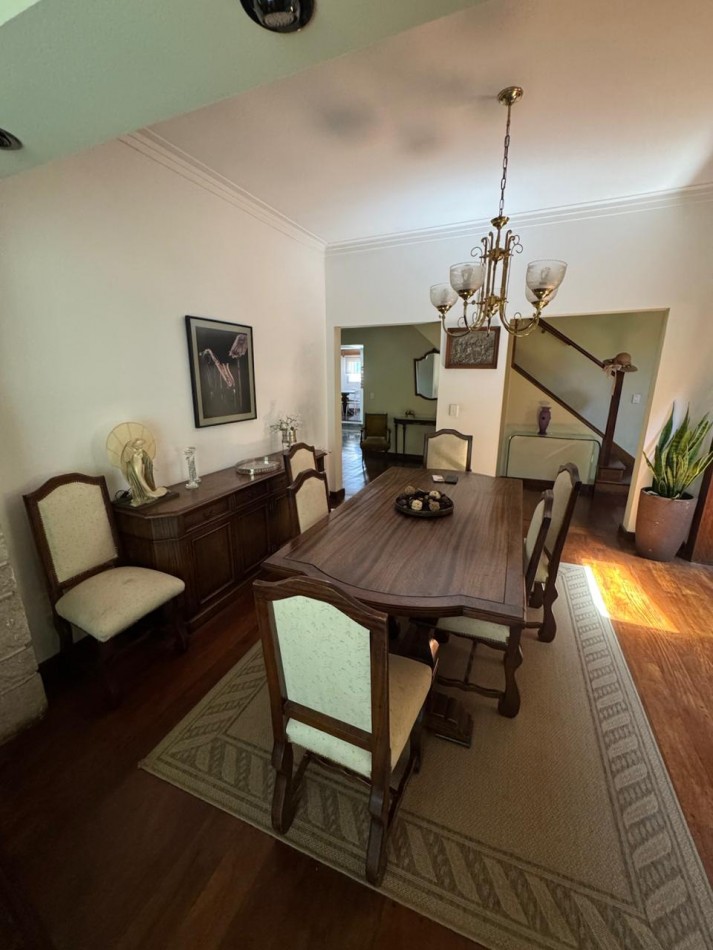 Venta - Chalet en los Troncos con amplio parque, piscina y garage