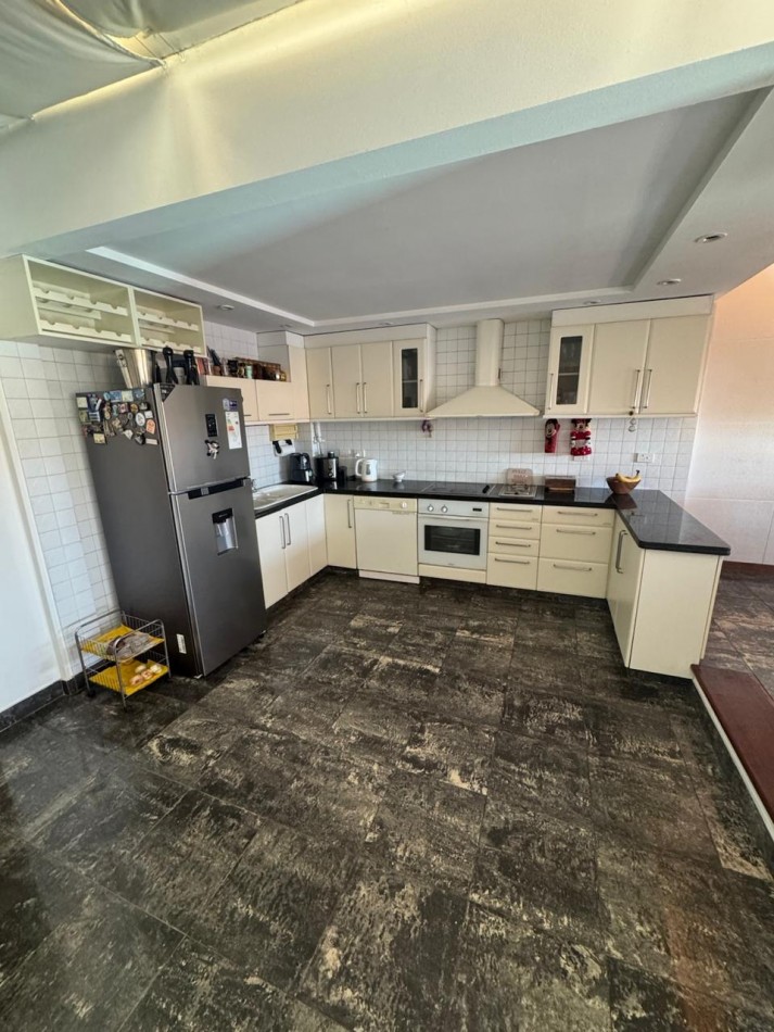 Venta - Chalet en los Troncos con amplio parque, piscina y garage