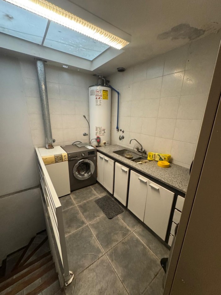 Venta - Chalet en los Troncos con amplio parque, piscina y garage