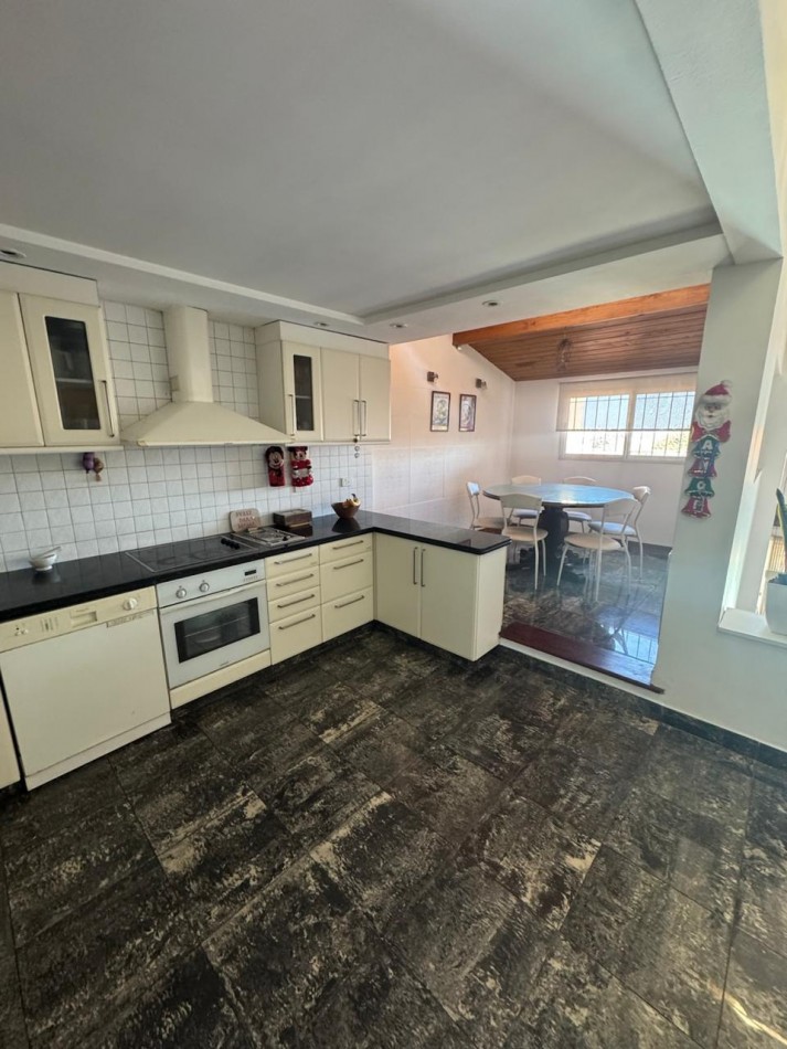 Venta - Chalet en los Troncos con amplio parque, piscina y garage