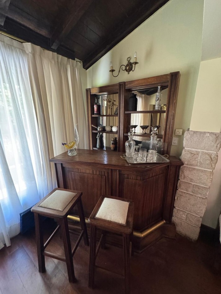 Venta - Chalet en los Troncos con amplio parque, piscina y garage