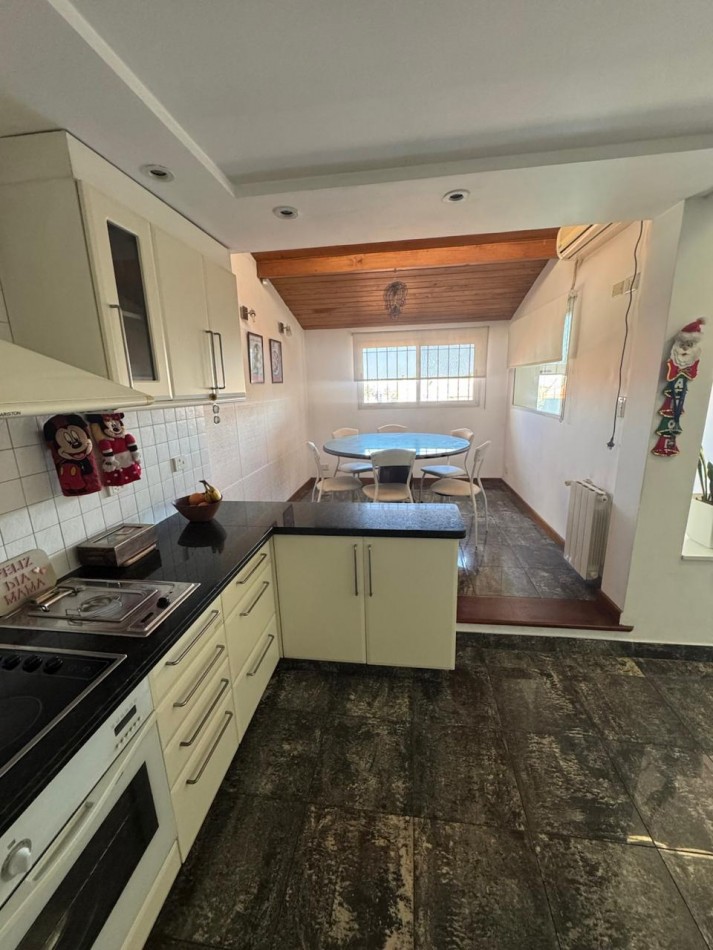 Venta - Chalet en los Troncos con amplio parque, piscina y garage