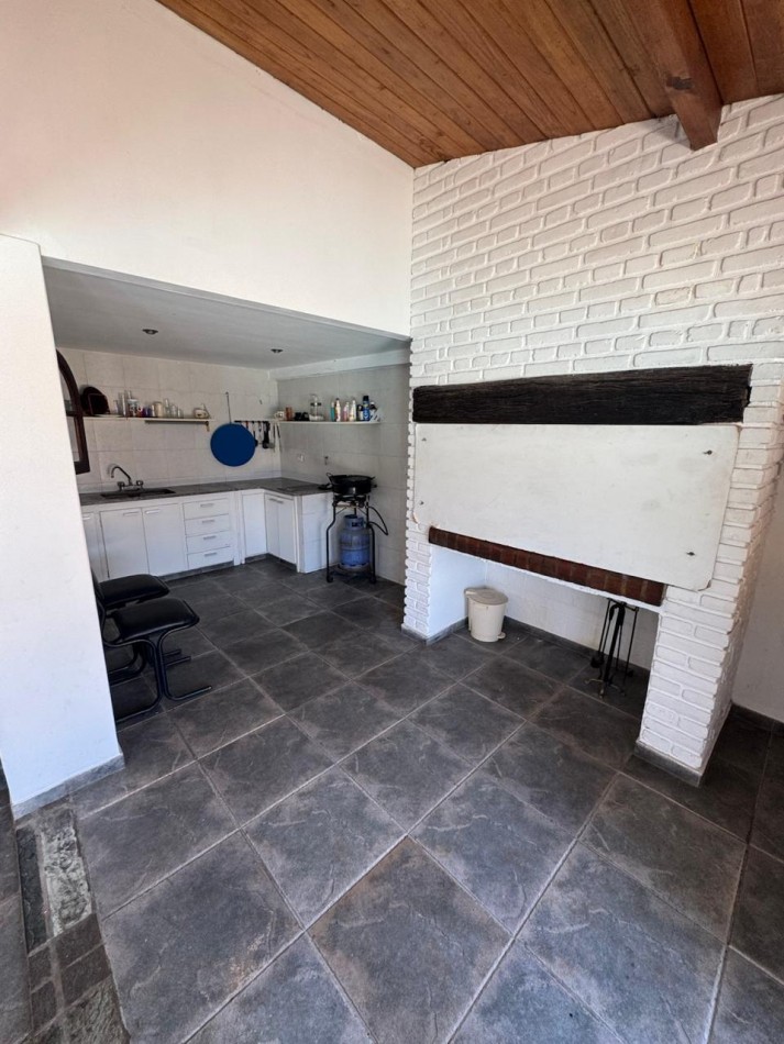 Venta - Chalet en los Troncos con amplio parque, piscina y garage