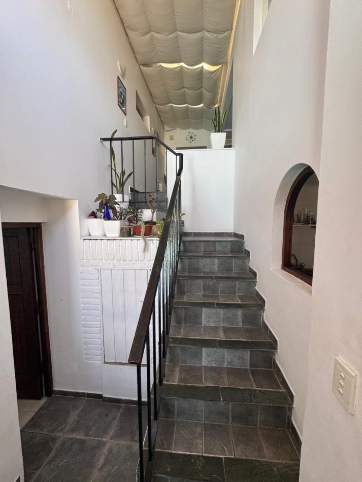 Venta - Chalet en los Troncos con amplio parque, piscina y garage