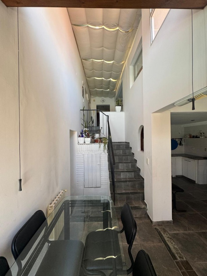 Venta - Chalet en los Troncos con amplio parque, piscina y garage