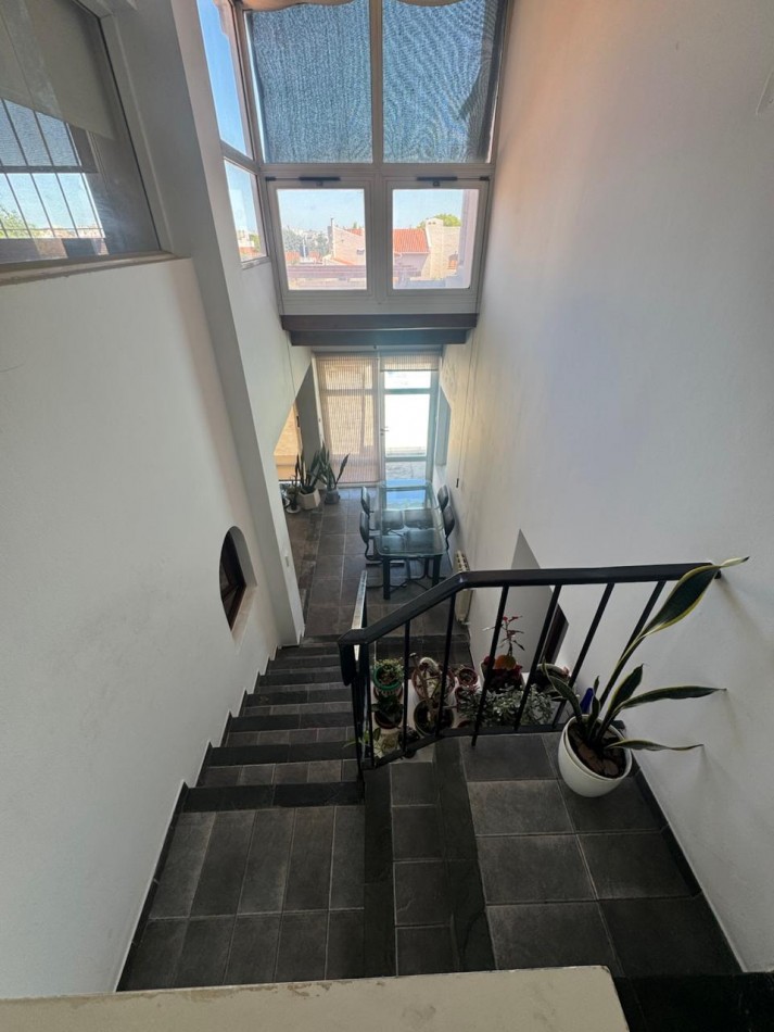 Venta - Chalet en los Troncos con amplio parque, piscina y garage