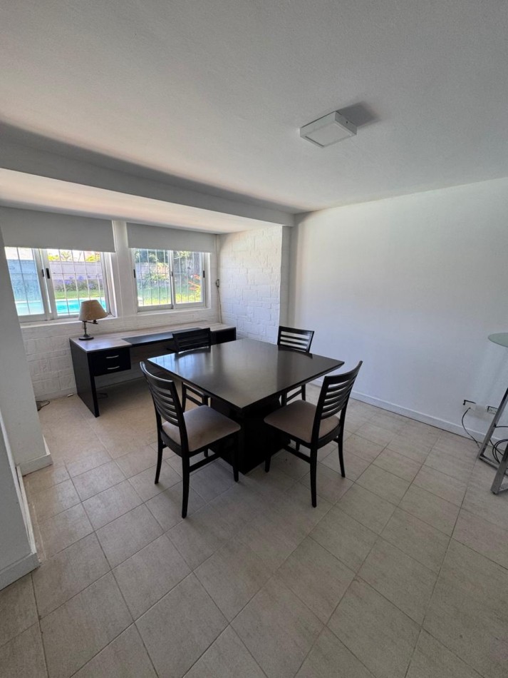 Venta - Chalet en los Troncos con amplio parque, piscina y garage