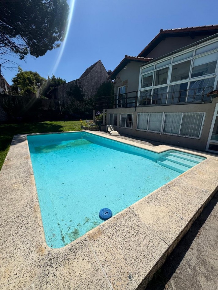 Venta - Chalet en los Troncos con amplio parque, piscina y garage