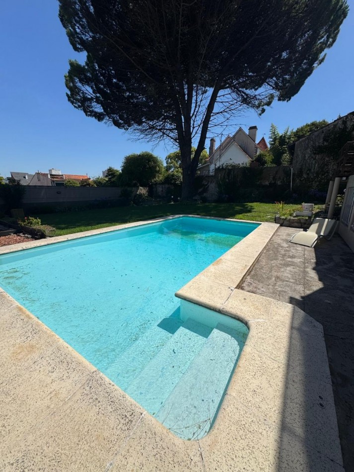 Venta - Chalet en los Troncos con amplio parque, piscina y garage