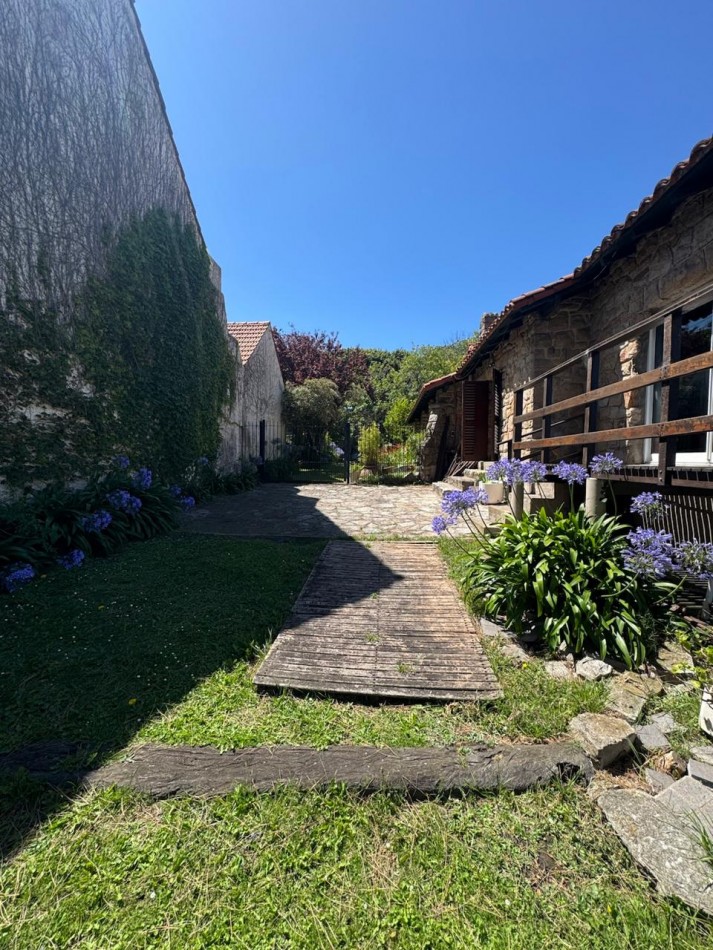 Venta - Chalet en los Troncos con amplio parque, piscina y garage