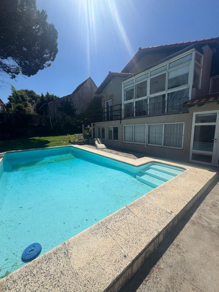 Venta - Chalet en los Troncos con amplio parque, piscina y garage