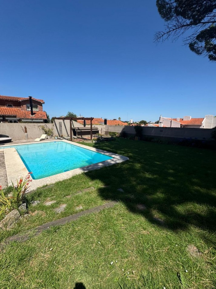 Venta - Chalet en los Troncos con amplio parque, piscina y garage